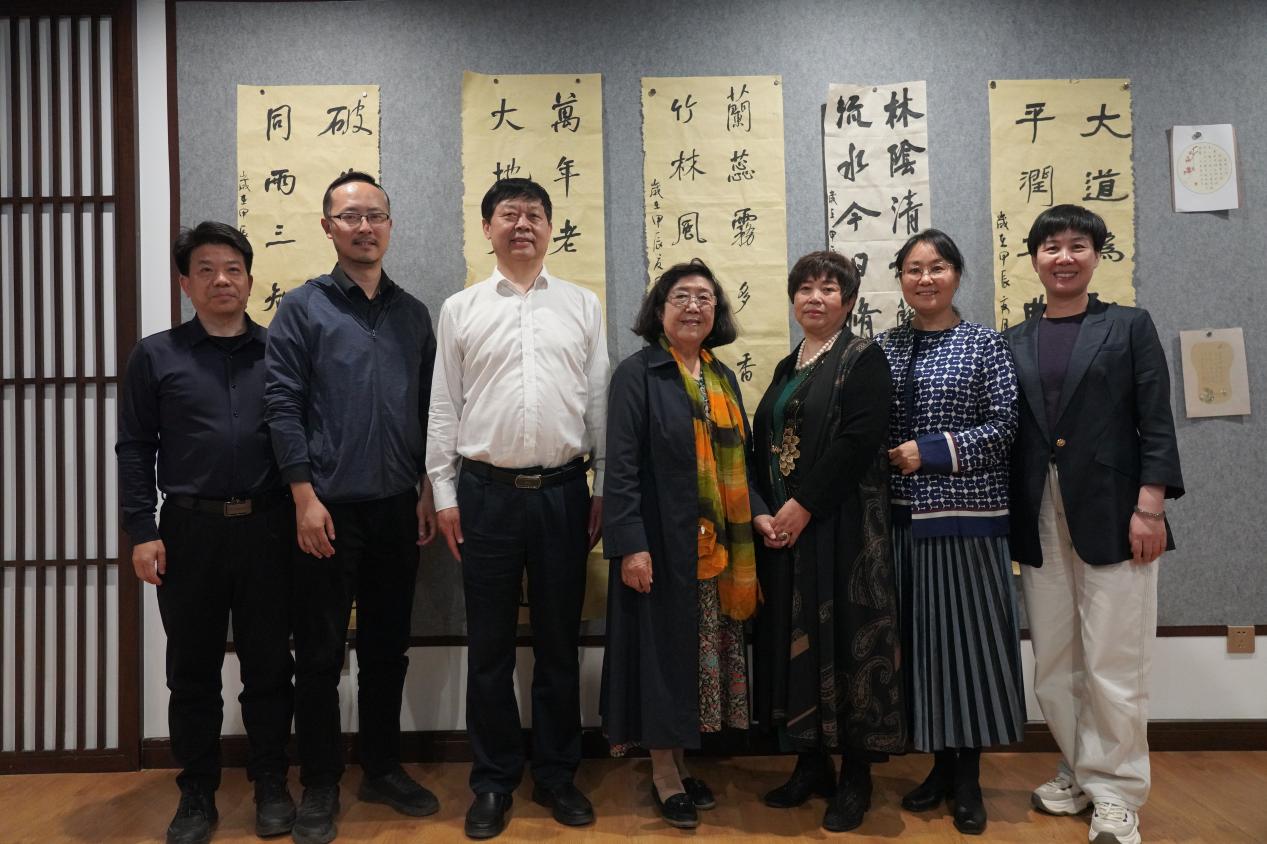 国家一级作家梅洁莅临我校参观访问