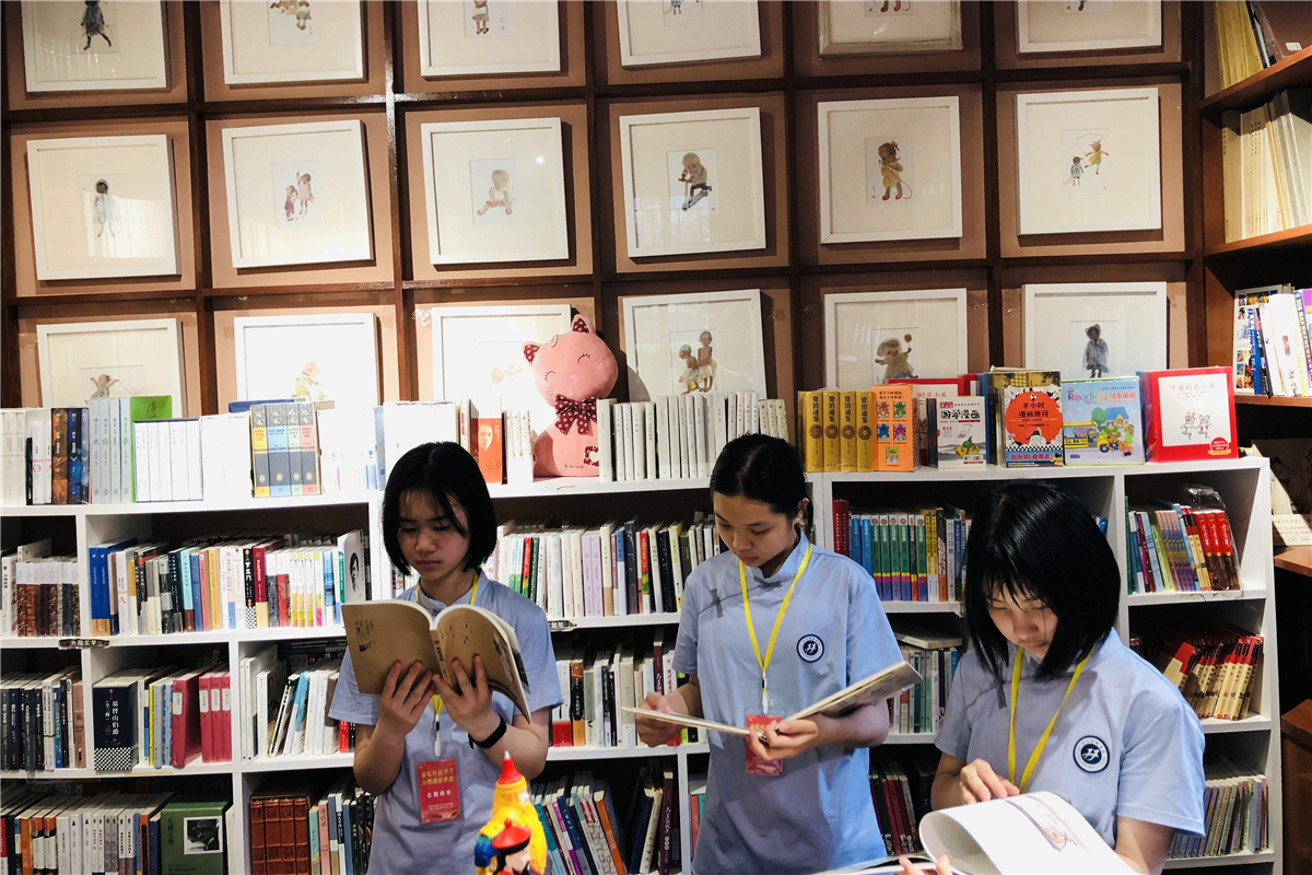 1621046146646767.jpg 岳麓书院内学生看书.jpg